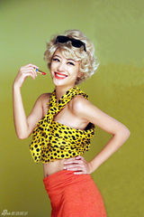 组图：应采儿时尚大片波普风 金发红唇造型似梦露