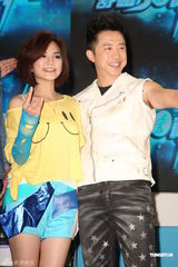 组图：Ella与Hebe玩亲亲 庾澄庆否认与张惠妹绯闻