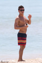 组图：英国跳水正太戴利海滩度假 身材略显发福