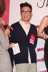 组图：郑中基为女儿变顾家 梁咏琪拍戏考虑老公感受