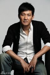 组图：李崇霄时尚写真大片 魅惑熟男显绅士风范