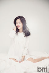 组图：“棒球女神”崔熙拍写真 显典雅之美感