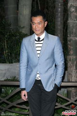 组图：朱茵产后首现身剪彩 曝女儿改名黄莺