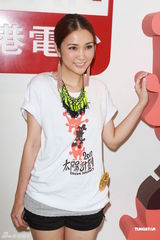 组图：谢安琪爱子就读国际学校 为发榜考生打气