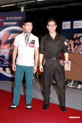 幻灯组图：蔡少芬张晋搭肩亮相 笑称天热先不造人