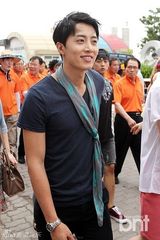 组图：韩星李贤京等出席保宁泥浆节开幕式