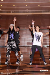 幻灯图集：Twins为个唱彩排 陈伟霆容祖儿探望加油