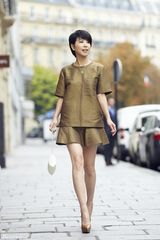 组图：许茹芸巴黎街拍 不同造型尽显天后气质