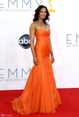 组图：女主播帕德玛-拉克施密橙色礼服亮相