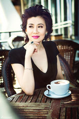 组图：陈炜时尚写真出炉 分享戏外美丽心情