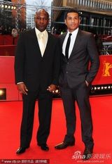 组图：《雷贝尔》首映 女主角肤色与裙子融为一体