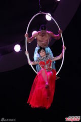 组图：江蕙演唱会造型似黄金圣衣 舞台绚丽迷幻