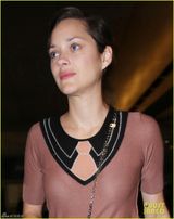 组图：歌迪亚亮相机场干练端庄 爱子卖萌