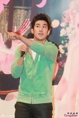 组图：范冰冰粉色短裙秀美腿 打鼓清唱不走音