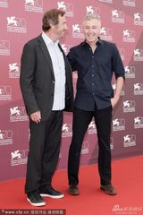 组图：《东方男孩》首映 瑞鲍汀红毯假装颁奖