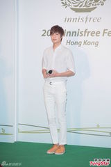 组图：李敏镐全白亮相代言疑透点 15分钟快闪