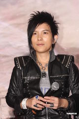 组图：潘美辰组新团“鹰与月” 澄清女同传闻