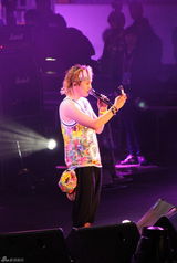 高清组图：FTISLAND摇滚闹京城 洪基感动拍歌迷