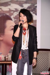 组图：刘若英为新专辑庆功 低调谈婚姻生活