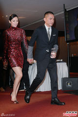 组图：章子怡火红包身裙挽手梁朝伟 宗师夺4奖