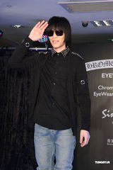 高清组图：萧敬腾献唱珠宝秀 黑超耍酷难掩紧张