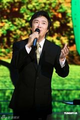 费玉清开第100场演唱会 不变黑西装献唱(组图)