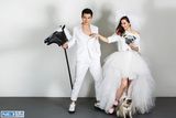 组图：杜若溪搞怪婚纱照 与严屹宽互换角色