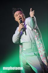 组图：陈奕迅多伦多开唱 头发直立造型搞怪