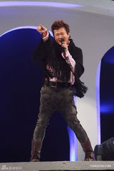 组图：张信哲红馆开唱 深情演绎哲式情歌