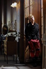 组图：周杰伦新专辑封面曝光 蕾丝装秀身材