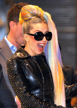 组图：Lady Gaga彩色秀发亮相日本 皮衣高跟很抢镜