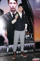 组图：严爵8月底香港开唱 努力练习广东话