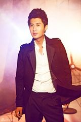 组图：张天其拍写真大片 光影变幻间显成熟气质