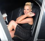 组图：海伦-弗拉纳甘黑线绑双乳弯腰露底