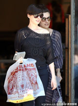 组图：安妮-海瑟薇露香肩购物 墨镜遮脸星范足