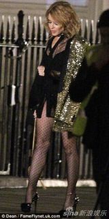 组图:凯莉-米洛街头拍MV黑丝秀美腿 金外套抢镜