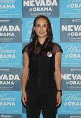 组图：波特曼为奥巴马拉票 穿黑衣显知性