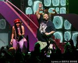 组图：麻辣鸡个唱粉丝强行上台 与保镖激烈扭打