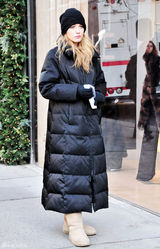 高清图：《绯闻女孩》纽约热拍 主角街头秀冬衣