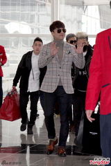 组图：黑超遮面懒理粉丝 BigBang离港耍大牌