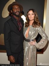 超模特伦菲奥亮相格莱美 银色长裙胸门大开(图)