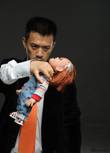 组图：王学兵写真曝光 显露大男人的玩具情结