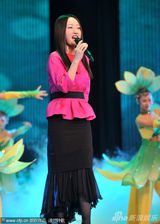 组图：杨钰莹重庆商演捞金红衣喜庆