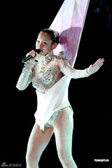 组图：王菀之香港办首场个唱 容祖儿方大同捧场