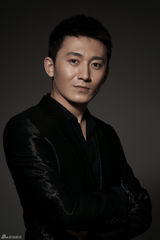 组图：陈昊全新时尚写真 身着黑衫帅气逼人