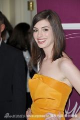 幻灯图集：安妮-海瑟薇亮相女性权力餐会秀美背