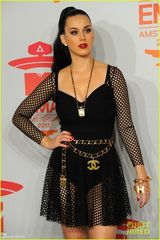 组图：水果姐姐透视网衣性感 低胸装捧奖杯兴奋