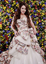 组图：莎拉-布莱曼花朵写真 长裙露乳沟显风韵