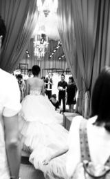 组图：何洁婚纱照花絮曝光 与赫子铭甜蜜互动