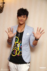 组图：汪东城三十岁生日与歌迷庆祝 分享龙珠蛋糕 